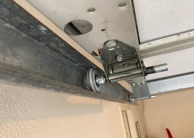 Garage door roller problems and noise in Rosharon TX